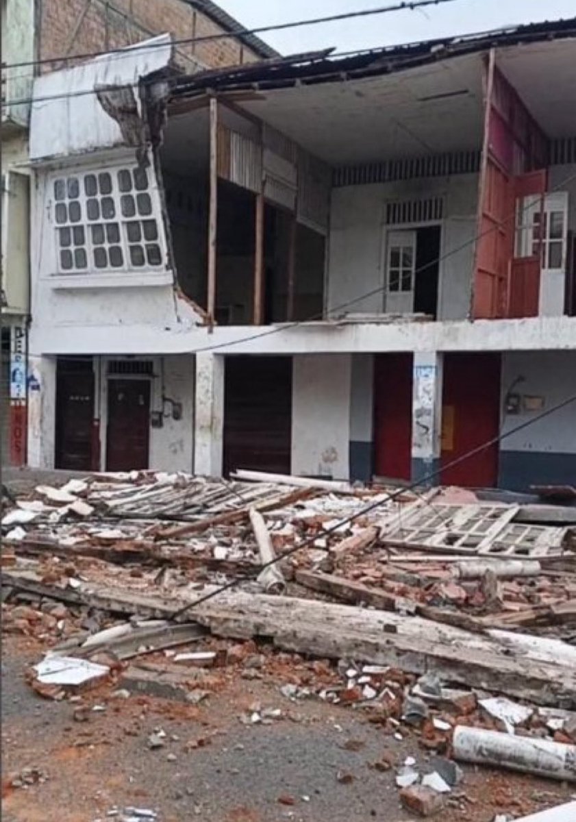 andrscoronel's tweet photo. El Ecuador se cae y el que sabemos anda de tour por todo el mundo. https://t.co/leGlTGZpqz