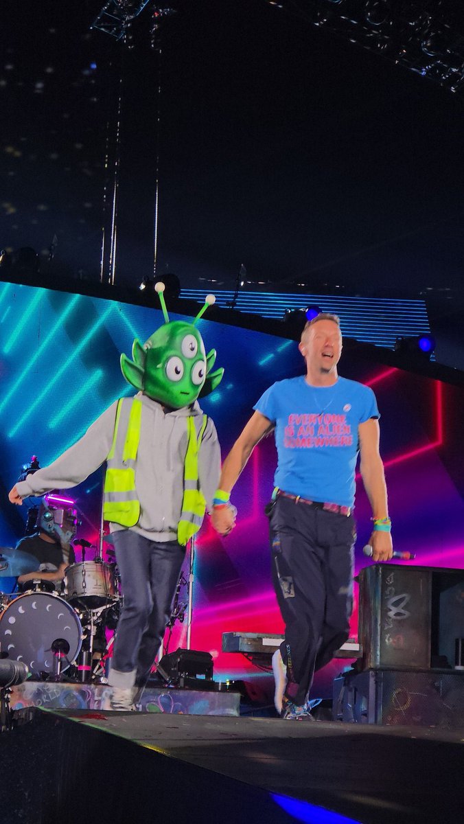 seokjinfile's tweet photo. JIN WEARING THE ALIEN MASK https://t.co/ksRarOwptp