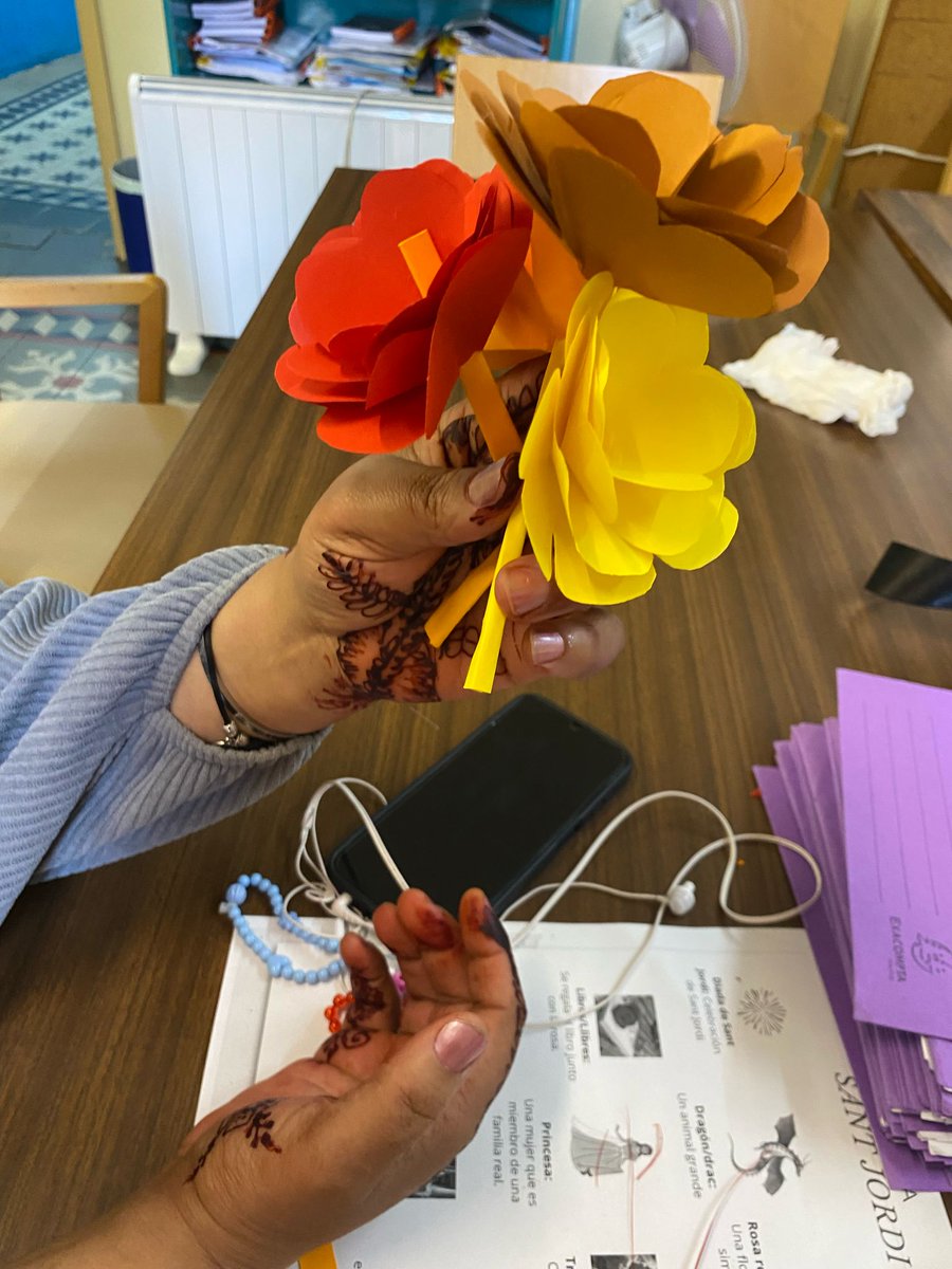 🌹 Les dones de Raisa han estat coneixent aquesta setmana tot el que envolta la festa de Sant Jordi. En les seves sessions, han preparat algunes de les manualitats i detalls que vau poder trobar a la nostra paradeta dimecres.

Coneixes el projecte? 👉 bayt-al-thaqafa.org/ca/raisa-espai…