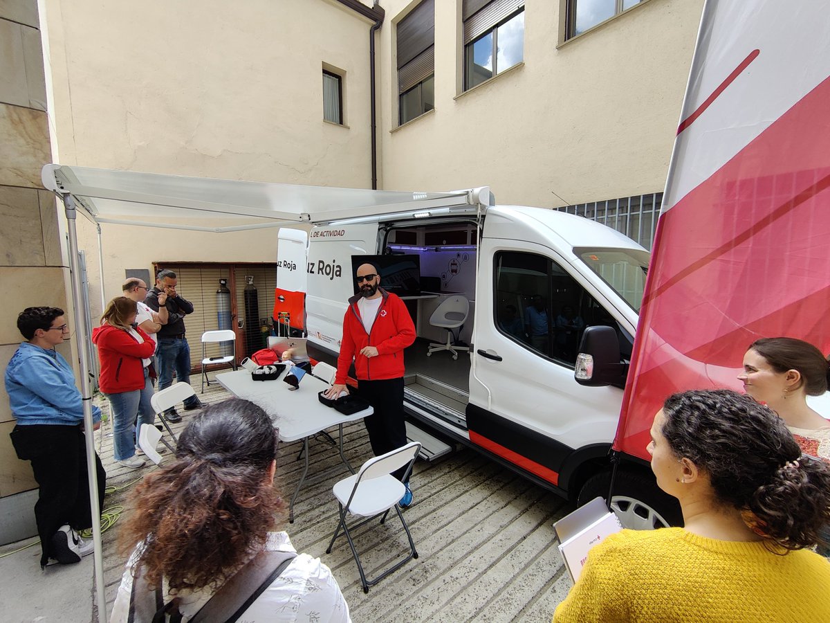 La tecnología como motor de innovación social y humanidad 💡 Inspiradora presentación de <a href="/CruzRojaEsp/">Cruz Roja Española</a> hoy en #GESTIDIUSAL <a href="/usal/">Universidad de Salamanca</a>  
Gracias a Eva María Fernández, coordinadora de <a href="/crecyl/">Cruz Roja en Castilla y León</a>, y al estupendo equipo de <a href="/CruzRojaSalaman/">Cruz Roja en Salamanca</a> por su labor diaria enfocada en las personas ❤️📱👏