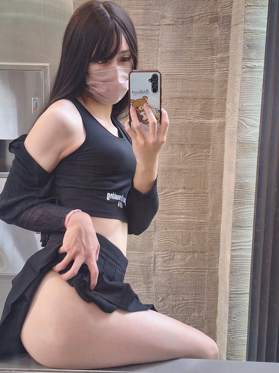 男人騷起來，就沒有女人的事了<😏>
這種零改造的身材，有興趣嚐嚐嗎？
#偽娘 #女裝 #CD #安能辨我是雌雄