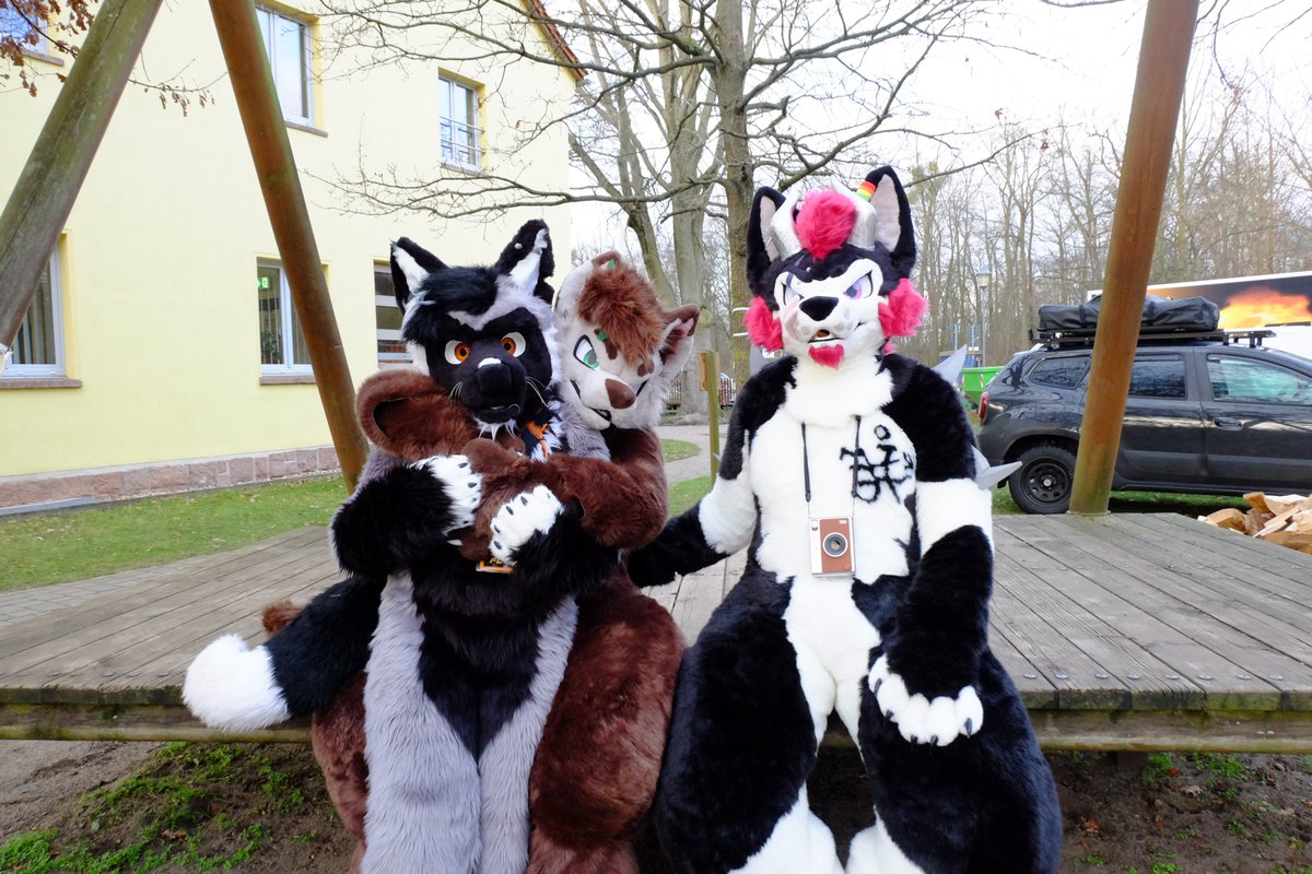 Happy #FursuitFriday with Lupus and Zoomy :) 

💚: @QuodLupusDei 
🩷: <a href="/ZoomyAD1/">Zoomy @Darklands-SFJ</a> 
📍: #SFJ 24/25