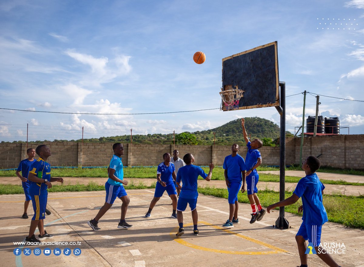 ArushaScience's tweet image. It’s Friday, and you know what that means at Arusha Science… SPORTS TIME! ⚽🏀🏃🏽‍♀️

After a week of deep thinking, solving, experimenting, and learning, it’s time to move, stretch, and play! 
#fridayvibes #sportsday #arushascience #wellnessandlearning #ConfidenceAndCompetence