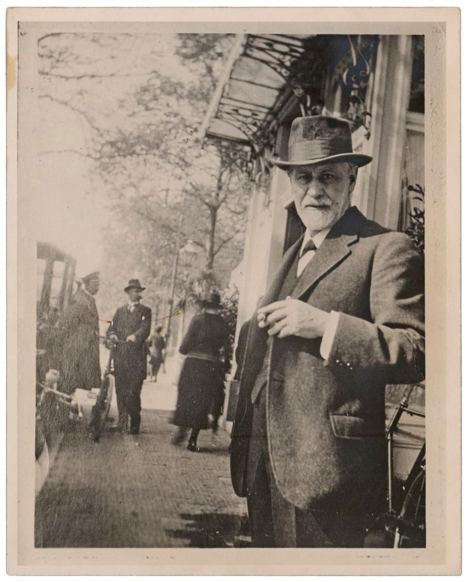 IPAonline's tweet image. on April 25, 1886, Freud returned from Paris and began his professional practice in Vienna. "Dr. Sigmund Freud, professor of Neuropathology, has just returned from a six-month stay in Paris, and currently resides at Rathausstrasse No. 1." 

#Freud #psychology #privatepractice