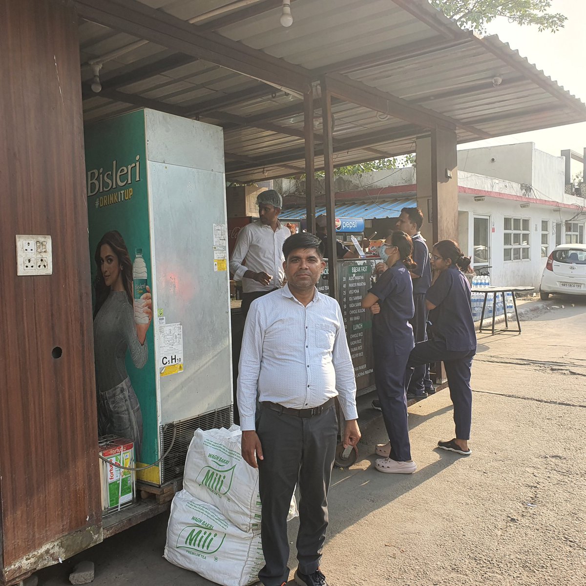 BikashKumar's tweet image. Meet Mr.Bhola. the owner of a food stall within the Fortis hospital at Sector 62 Noida India.

I got tea as take away order. The tea cup fell as it was scalding hot. Spontaneously he got me a replacement cup without asking.  

Excellent Customer Service 

#customerservice #retail