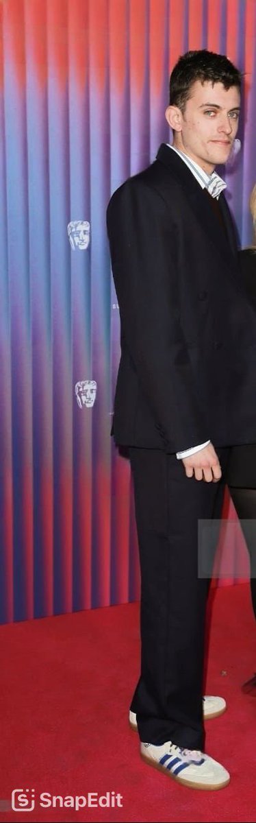 realtizianapp69's tweet photo. ... PER LA SERIE " TROVA LE DIFFERENZE " ...
A SINISTRA UN UOMO VERO E STRAFIGO CHE SA COME PRESENTARSI SU UN RED CARPET
A DESTRA UN CESSO DI GAY SU UN GREEN CARPET PRONTO PER ZAPPARE LA TERRA
#BAFTA #BAFTAPARTY
#LUKOLA #NICLUKE #NEWGHLAN
#NicolaCoughlan #LukeNewton https://t.co/JE4Kh6L97P