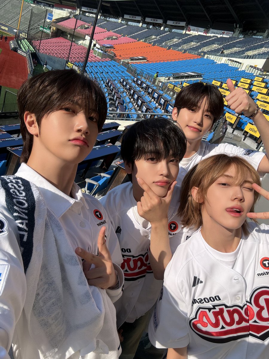 [📸] 250425
#두산베어스 롯데전 
<a href="/doosanbears1982/">두산베어스 Doosan Bears</a>
⠀
오늘의 시구, 시타 강사로 도와주신 정수빈 선수님, 오명진 선수님⚾ 
작년에 이어 올해도 시구, 시타의 기회를 주신 두산베어스와 항상 따뜻하게 맞이해 주시는 두산베어스 팬 여러분들 감사합니다🤍🐻
⠀
#CRAVITY #크래비티
#정모 #원진 #형준