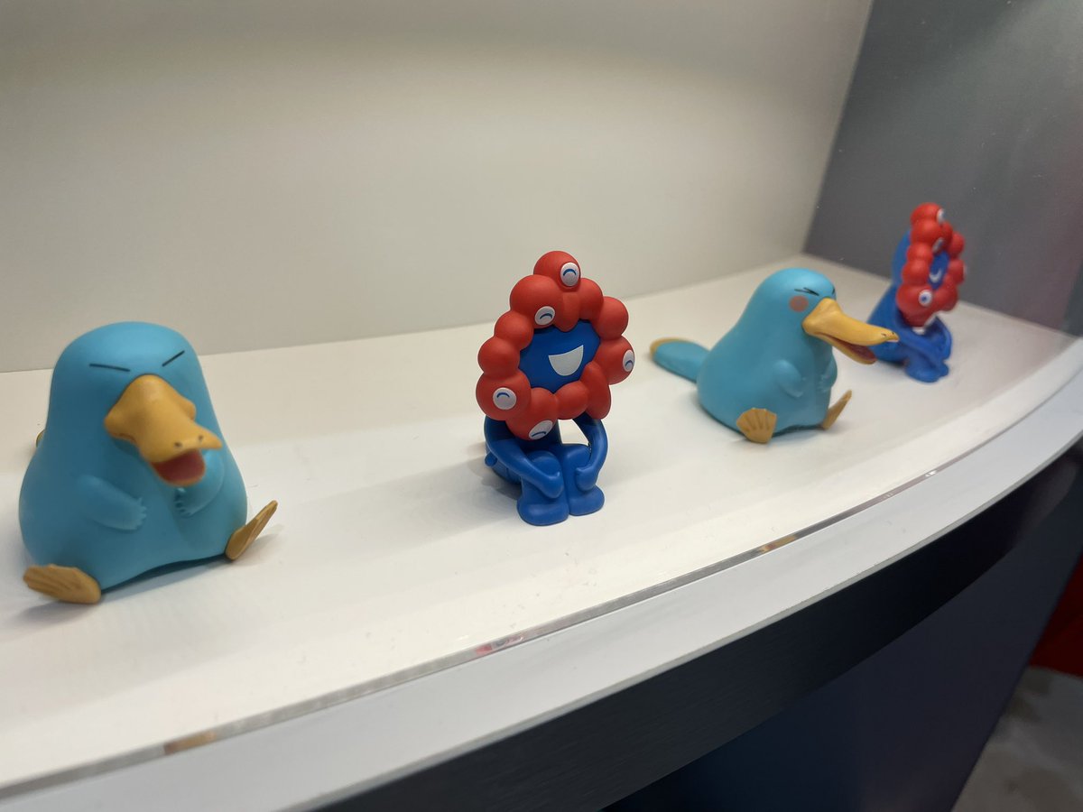 ミャクミャク×ラブブ&黒ミャクミャク カラビナ 座りポーズ カラビナ付きマスコット ミャクミャク ブラック 黒 座り・立ち