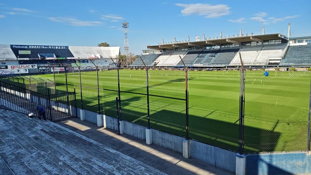 Sufrimos, gozamos, lloramos por tristezas y alegrías, nos mojamos, nos insolamos, forjamos amistades de azul y blanco y hasta vimos crecer a nuestros hijos.. Peregrinamos fielmente desde hace 30 años para visitar a nuestro Dios.
Felices 30 años querido Centenario 💙
