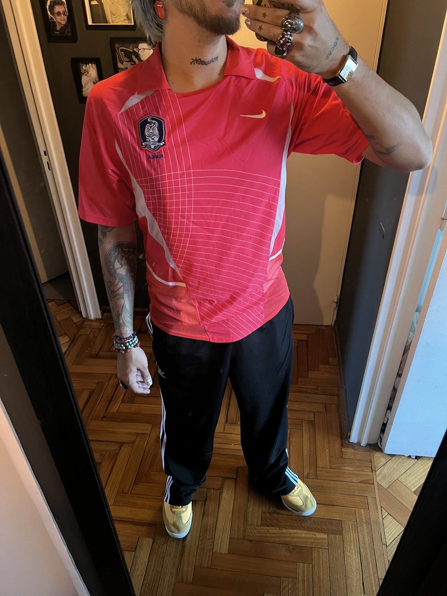 Pegue este casacon, versión match (doble tela), original de época.

Mi yo de 13/14 años, que empezó a diseñar camisetas en ese momento porque se enamoró de esos diseños de Nike para Korea-Japón, no lo puede creer 🥹