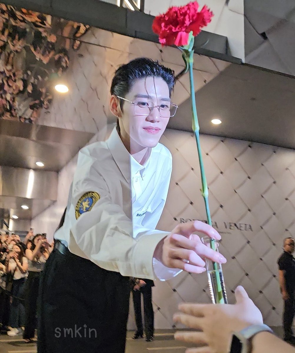 เจี๊ยบบบ แม่ให้เอาดอกไม้มาให้ 

GBA PP KRIT AT BALENCIAGA SG
#BALENCIAGASGXPPKRIT