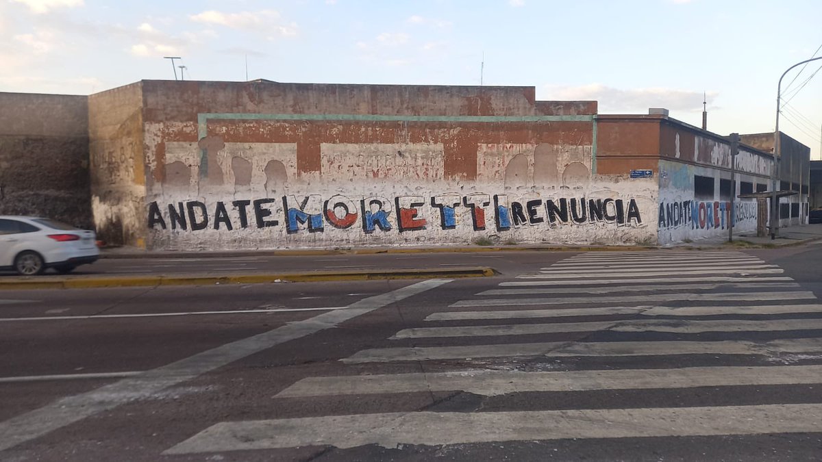 Así amaneció las inmediaciones del estadio de #SanLorenzo. 🏟💣

Aparecieron pintadas sobre Avenida Cruz diciendo "ANDATE MORETTI RENUNCIÁ".

📷 <a href="/MetodoAzulgrana/">El Método Azulgrana</a>