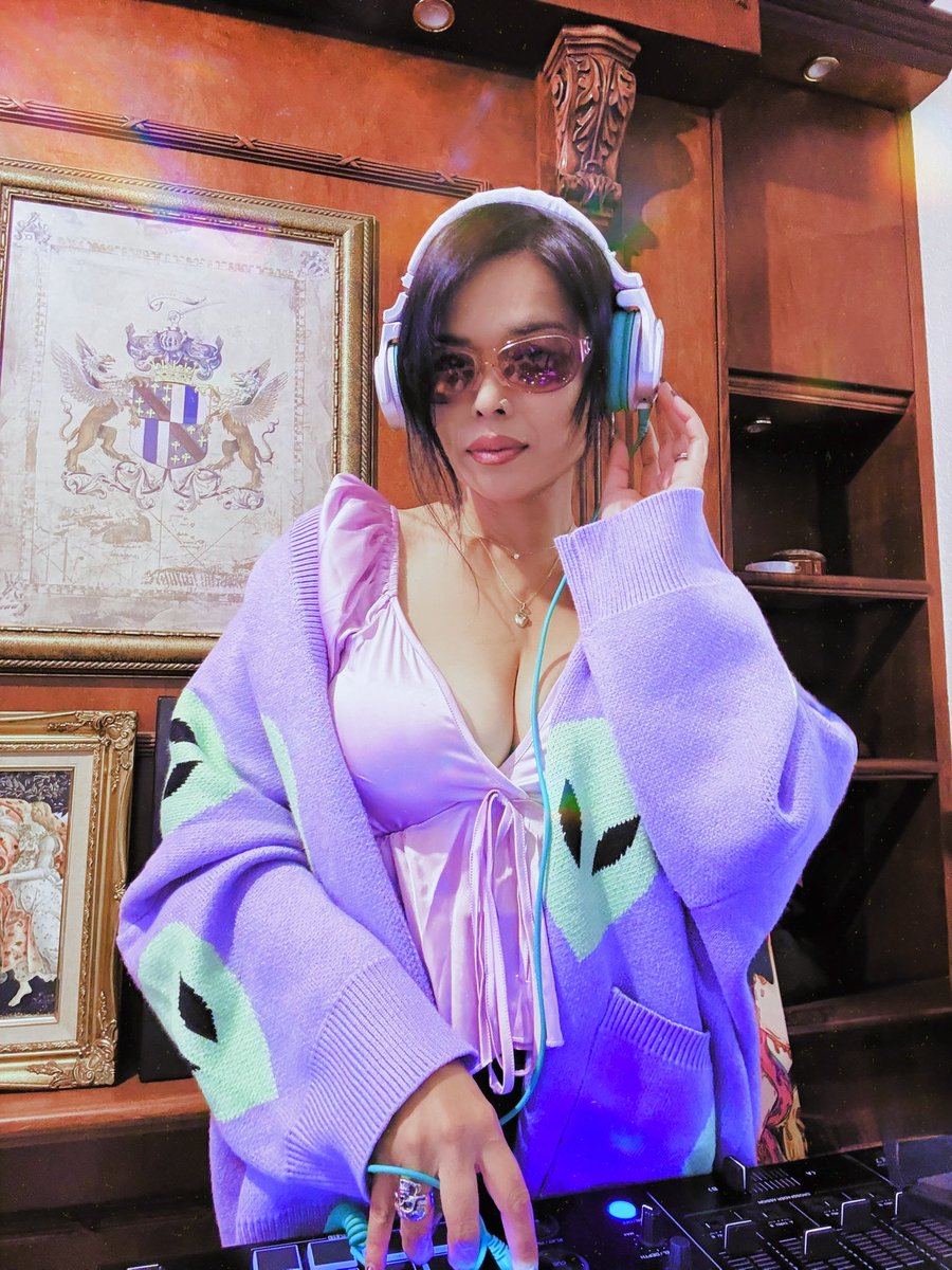 GM to being stuck in Y2K 👽🎧💜✨