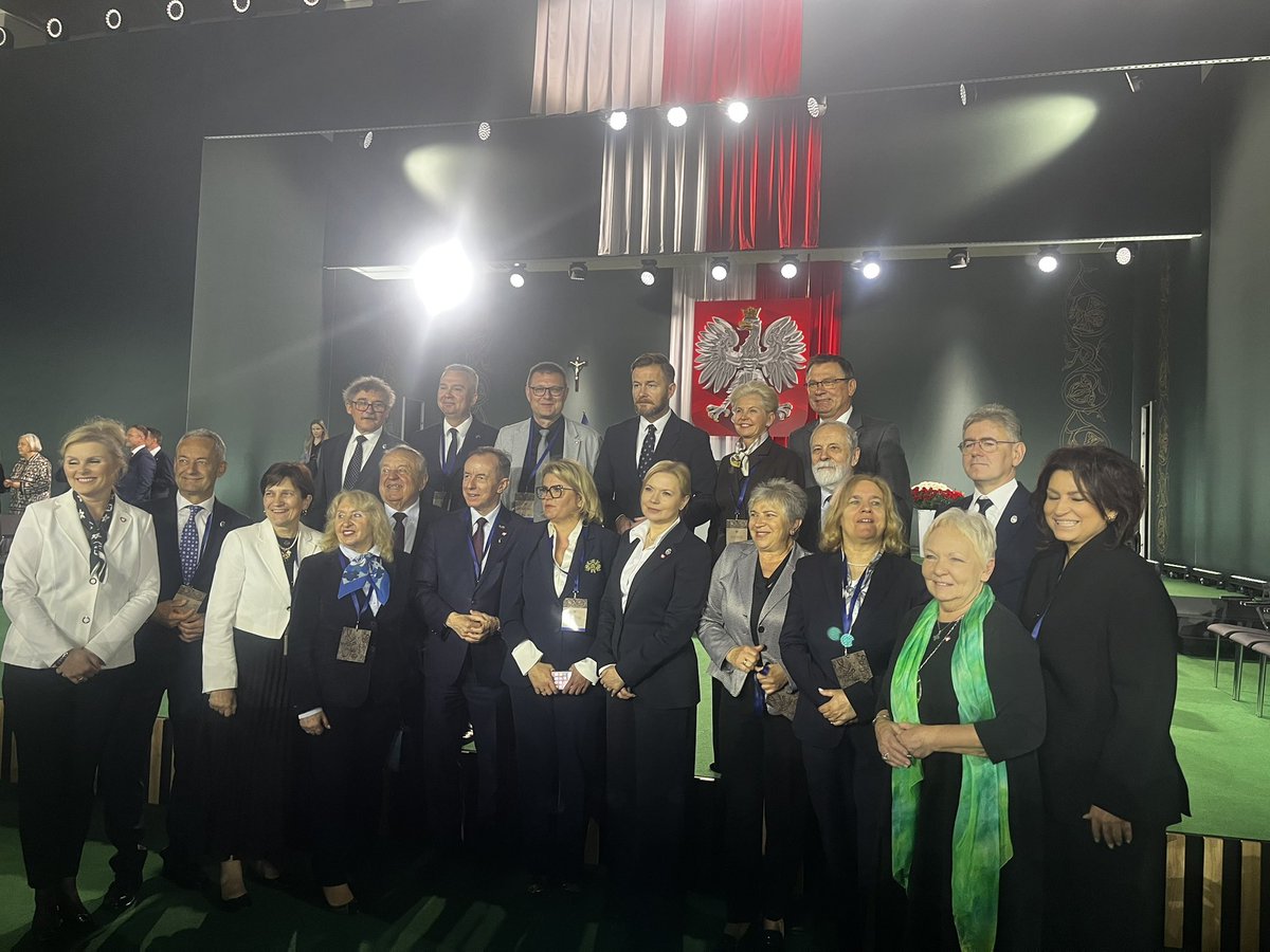 A ceremonial Assembly of MPs and Senators took place in #Gniezno to mark the 1000th anniversary of the coronation of Bolesław the Brave, the first King of Poland. Poland has a beautiful history.
Present: <a href="/prezydentpl/">Kancelaria Prezydenta</a> <a href="/szymon_holownia/">Szymon Hołownia</a>, <a href="/M_K_Blonska/">Małgorzata Kidawa-Błońska</a>, <a href="/donaldtusk/">Donald Tusk</a> <a href="/PolskiSenat/">Senat RP  🇵🇱</a>
