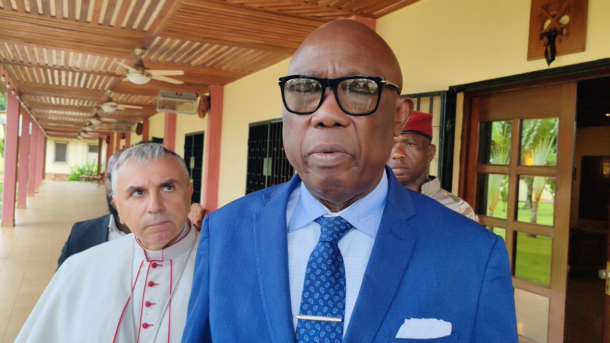 Le Premier Ministre Félix MOLOUA a salué la mémoire du St Père, le Pape François décédé le 21/4/25. Il l’a fait à travers la signature du livre de condoléances ouvert à la Nonciature Apostolique. "C’était un artisan infatigable de la paix qui était venu en Centrafrique en 2015."