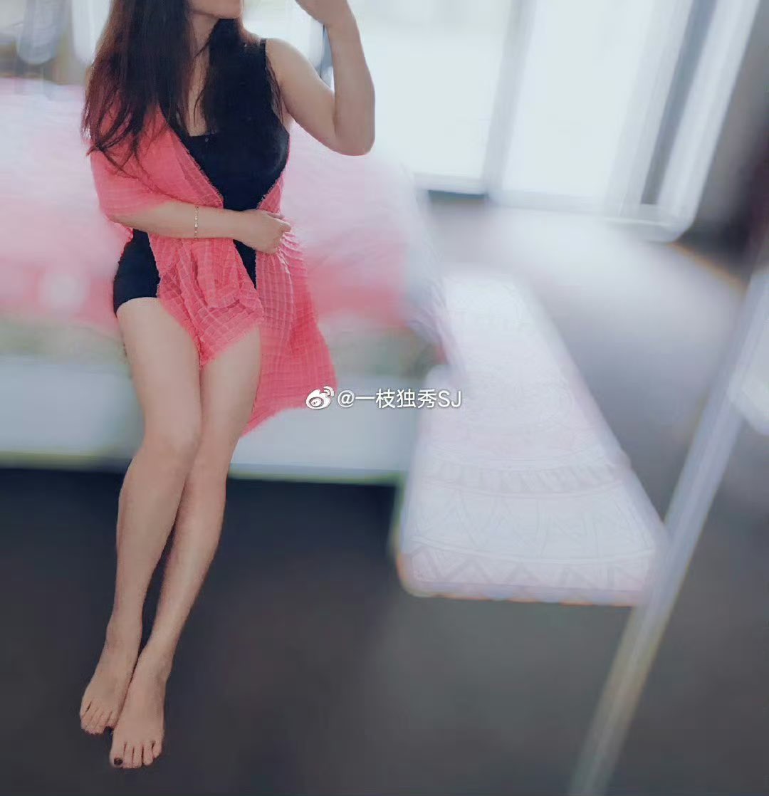 以前公寓里拍的。
图1还是租的公寓。
图2、3是买的那个公寓，当时的主卧还挺大，房间看起来很简单空旷。 https://t.co/Kqmk3ouBZN