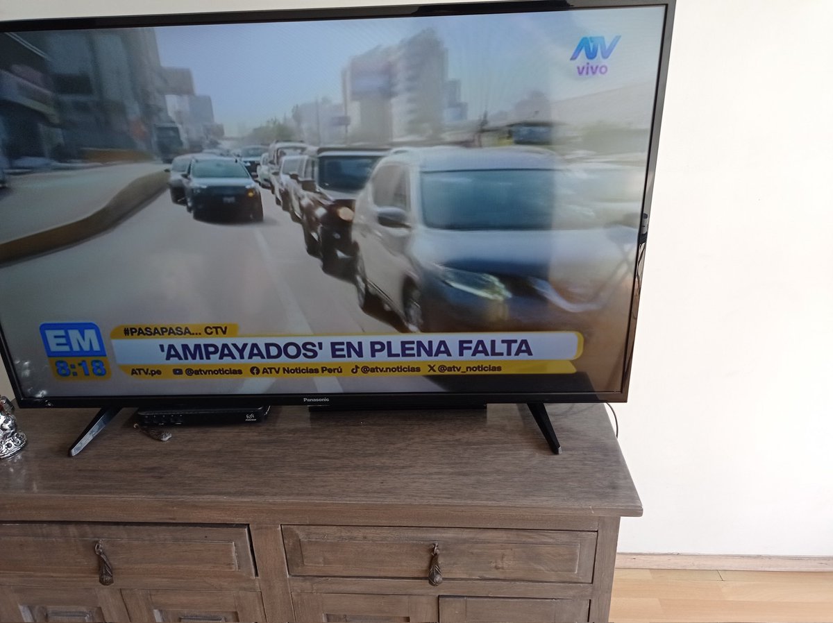 McToi's tweet image. El camarógrafo y reportero detectando irresponsabilidades viales parados en medio de la pista. No se puede ser más pelotudo y sensacionalista #pasapasa