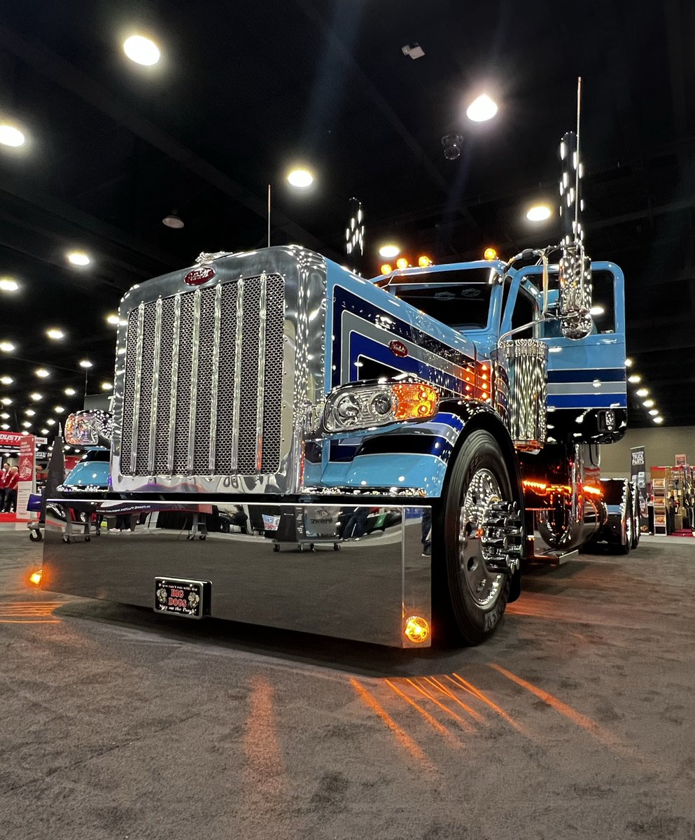 CustomsIowa's tweet image. Here's an incredible look at the #DavisBrothersDesigns rig that was in our booth at #MATS2025!

#IowaCustoms
#DrivenToBeBold