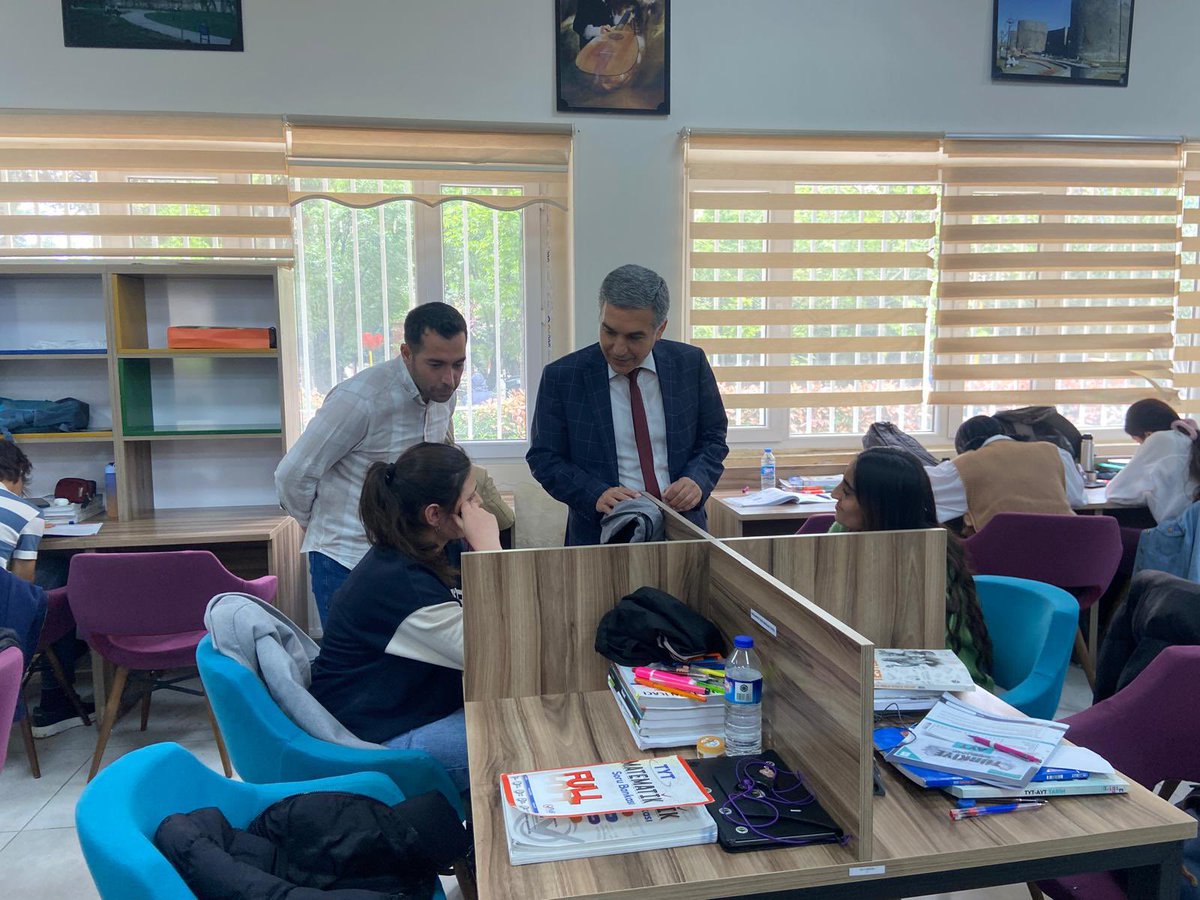 İl Müdürümüz Sn. Mehmet Sabahattin Genç Ergani İlçe Halk Kütüphanesi’ni ziyaret ederek gençlerle bilgiye erişim ve kültürel faaliyetlere yönelik istişarelerde bulundu, talep ve önerilerini dinledi.

<a href="/vali_zorluoglu/">Murat Zorluoğlu</a> 
<a href="/kaulusoy/">Kadir Ulusoy</a> 
<a href="/sgenc47/">Sabahattin GENÇ</a>