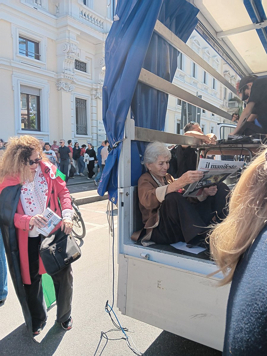 mario di vito (@oiramdivito) on Twitter photo Luciana Castellina sul carro de <a href="/ilmanifesto/">il manifesto</a> a Milano per il corteo del 25 aprile.
Dopo si è anche messa a vendere il giornale ai passanti. Luciana Castellina sul carro de <a href="/ilmanifesto/">il manifesto</a> a Milano per il corteo del 25 aprile.
Dopo si è anche messa a vendere il giornale ai passanti.