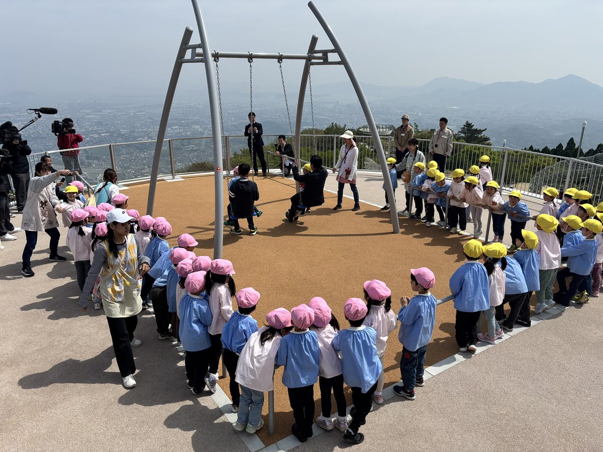 sarakuracable's tweet image. 本日2025年4月25日、皿倉山頂に絶景の遊び場完成し、オープニングイベントが開催されました☺️
北九州市の大パノラマを眺めながら、ブランコと滑り台が楽しめます😊
子供だけではなく、大人の方も是非遊んでみてください♪
#皿倉山ケーブルカー
#絶景の遊び場
#北九州