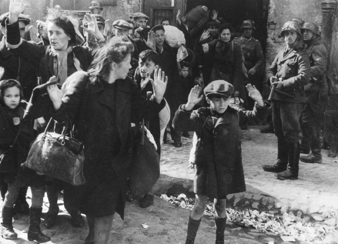 IsraelinPanama's tweet image. Una foto que cuenta toda una historia.
Hoy y siempre, recordamos a los 6 millones de judíos hombres, mujeres y niños asesinados en el Holocausto.
#NuncaMás.