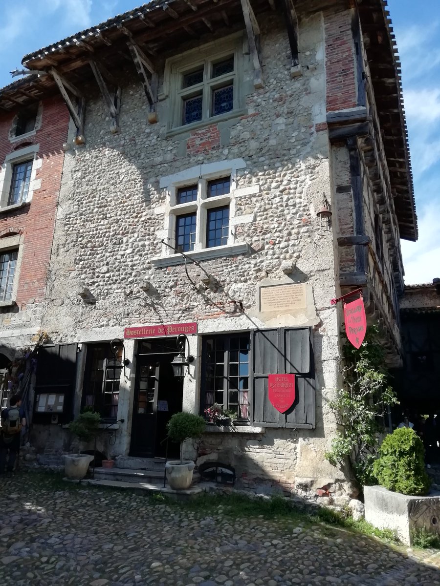 Balade dans les rues de Pérouges. 😊