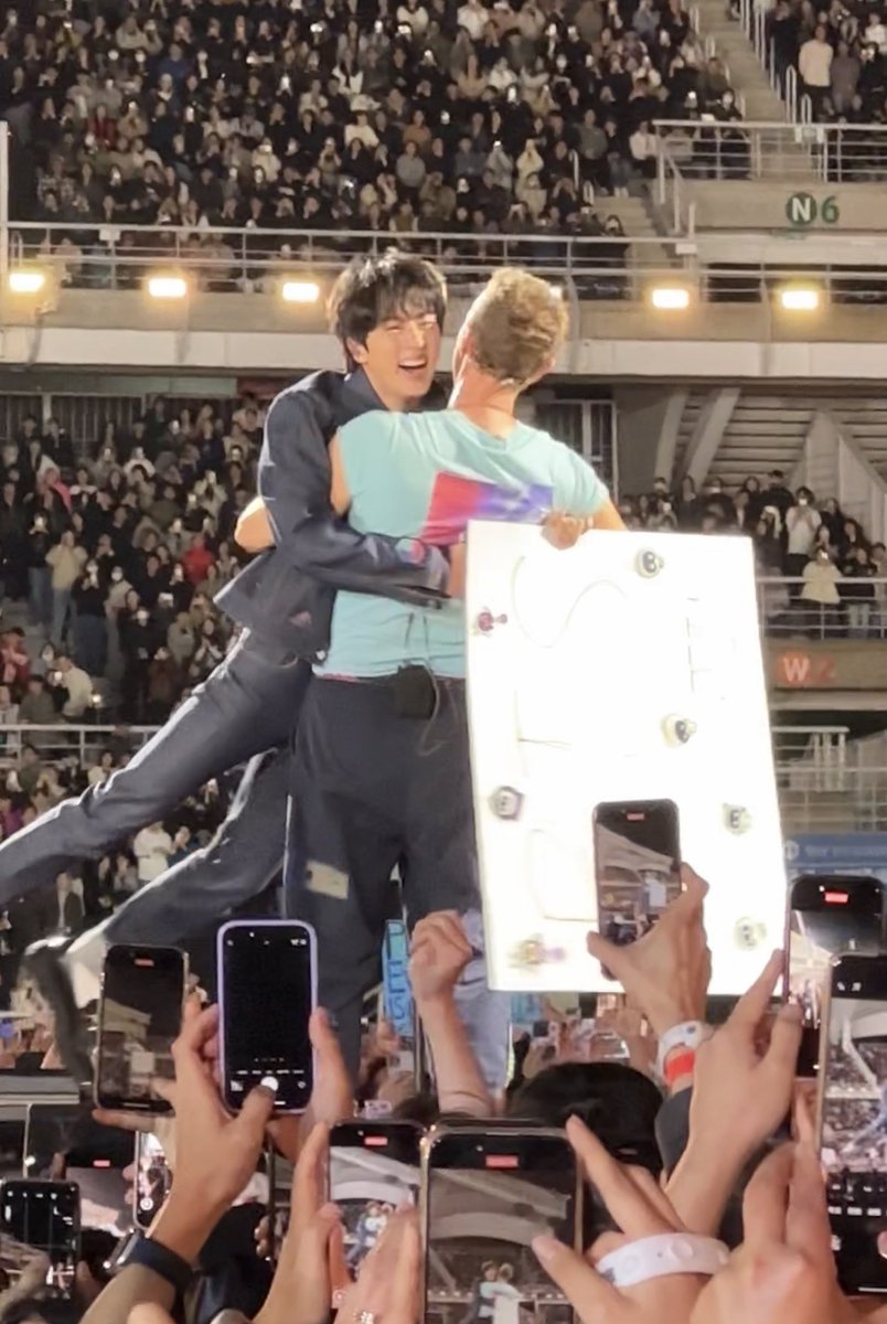 콜드플레이 막콘 게스트 진 나오자마자 어화둥둥 내새끼처럼 안아줌 ㅋㅋㅋㅋㅋㅋㅋㅋㅋㅋ