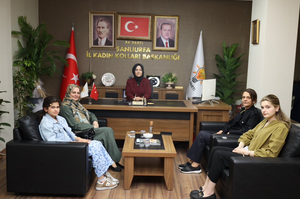 Şanlıurfa İl Kadın Kolları Başkanı, değerli dostum Zehra Ay’ı ve il yönetim kurulu üyesi Feryal Kılıç’ı ziyaret edip, hayırlı olsun dileklerinde bulunduk.

Kadirşinaslıklarından dolayı çok teşekkür ediyorum…