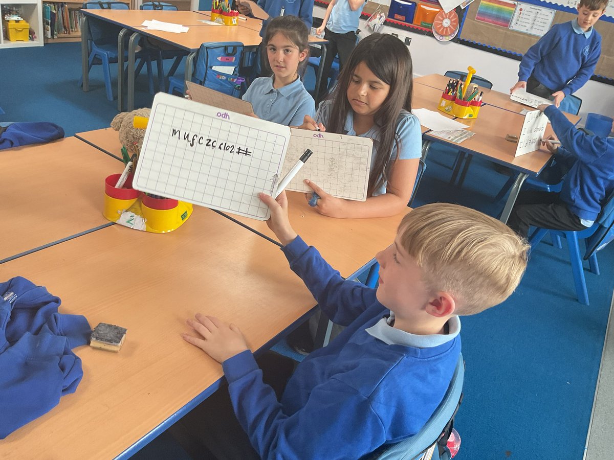 floweryfieldpri's tweet image. Year 3 have started their computing unit today and looked at keeping our devices secure and safe using passwords. We explored ways in which we could create a safe password using a variety of top tips and how to keep them secure. #ffpscomputing #ffpsyear3