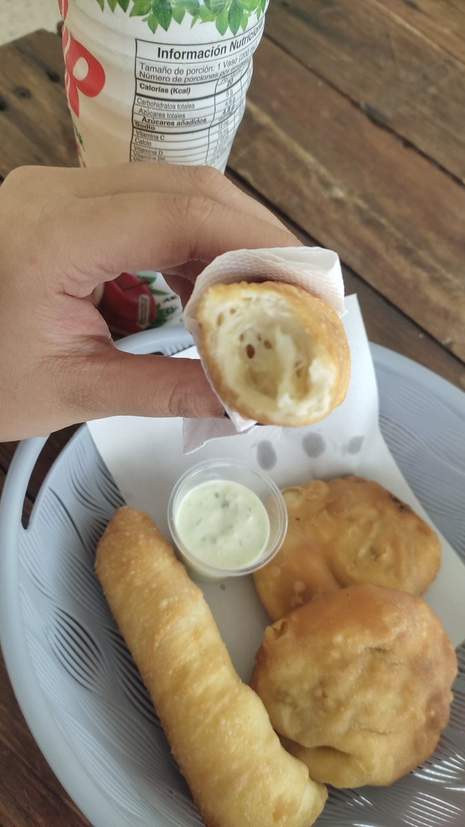 pauarlantt's tweet photo. Tequeños, pastelitos y guasakaca vitaminas matutinas para los maracuchos... https://t.co/iMuqTW8vyo