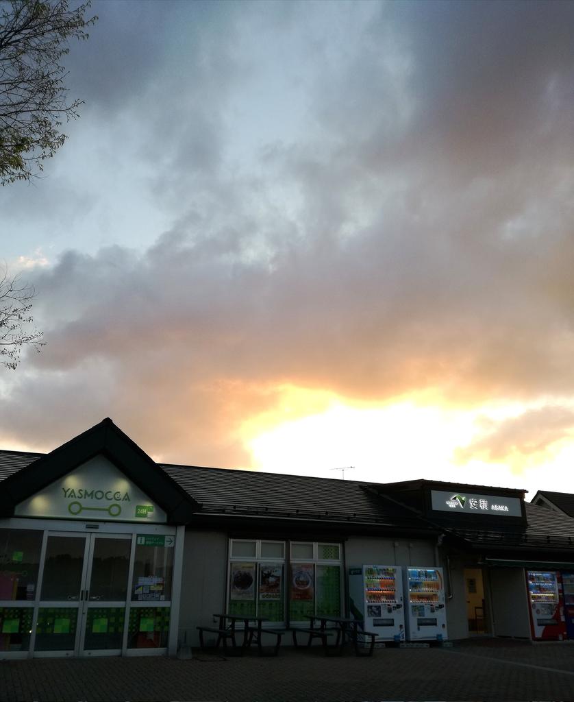 東北道唯一？のコインシャワーがある｢安積PA(上下)｣ 23時以降は無人になる為、コインシャワーの利用にはアプリのダウンロードと、ドアのロック解除の為の暗証番号入力が必要に  個人的にはスマホの忘れ物が増えそうな気がしなくもないですが…🙄 #安積PA #東北道