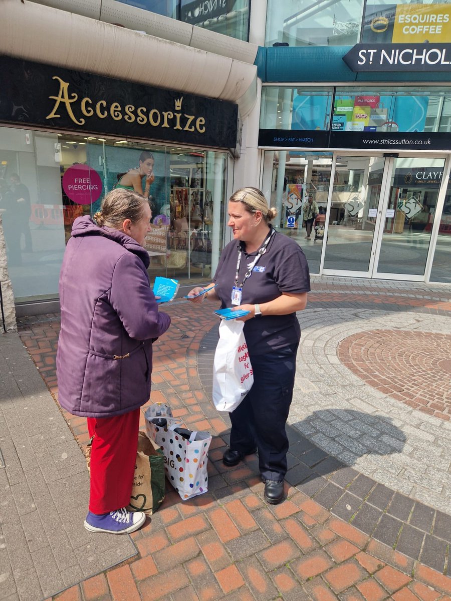 MPSSutton's tweet photo. Community Liaison Officers PC CLEE and PC CUNNINGAHAM worked in partnership with Sutton Police Town Centre Team, Sutton Women's Centre and Cranstoun on Sutton High Street today raising awareness around Stalking as this week is National Stalking Awareness Week
#MPSSutton https://t.co/q0he6pFqjQ