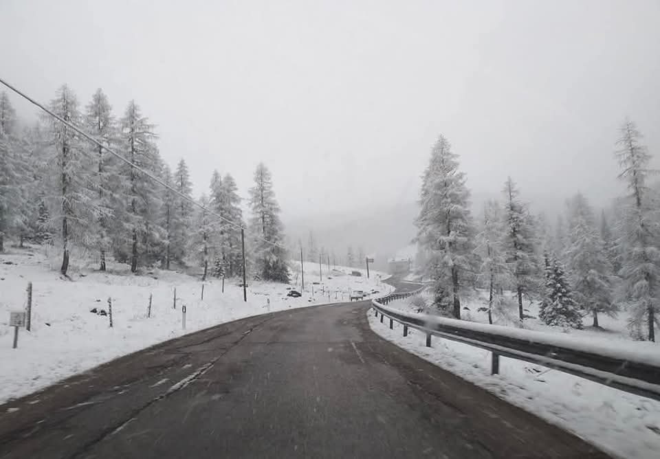 Passo Falzarego (BL)
Neve fresca a quota 1500mt,  10 cm di neve dai 1700m in su, ma le strade sono già state pulite per permettere a tutti di godersi questa giornata festiva tra i meravigliosi paesaggi dolomitici.