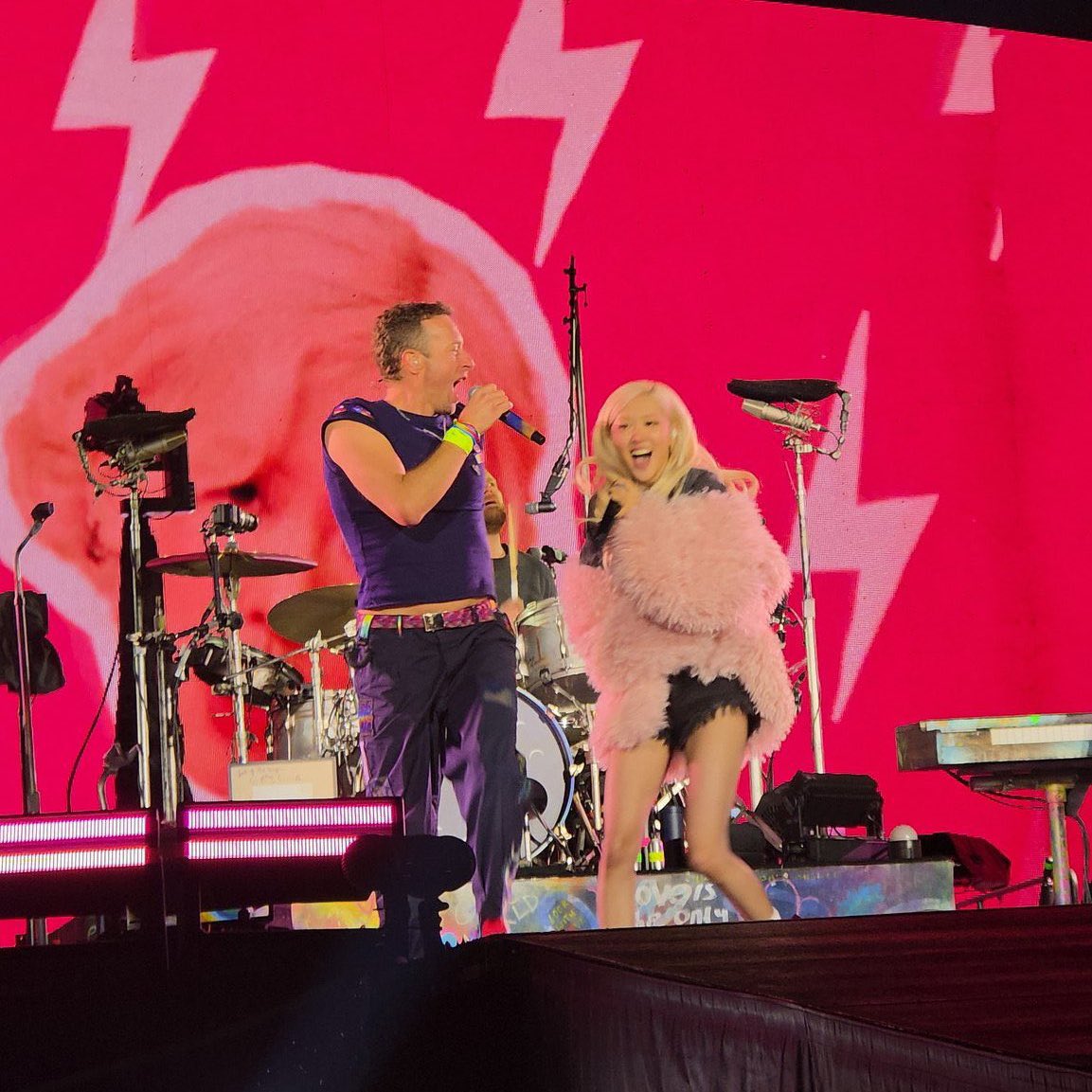 miindq's tweet image. ตอนแรกก็งงว่าทำไมมาลงรูปเดียวถ้วน ล่าสุดวันนี้ไปเป็นเกสต์คอนเสิร์ต Coldplay อีกรอบ แอบมาสปอยนี่เองงง 💕 #ROSÉxCOLDPLAY