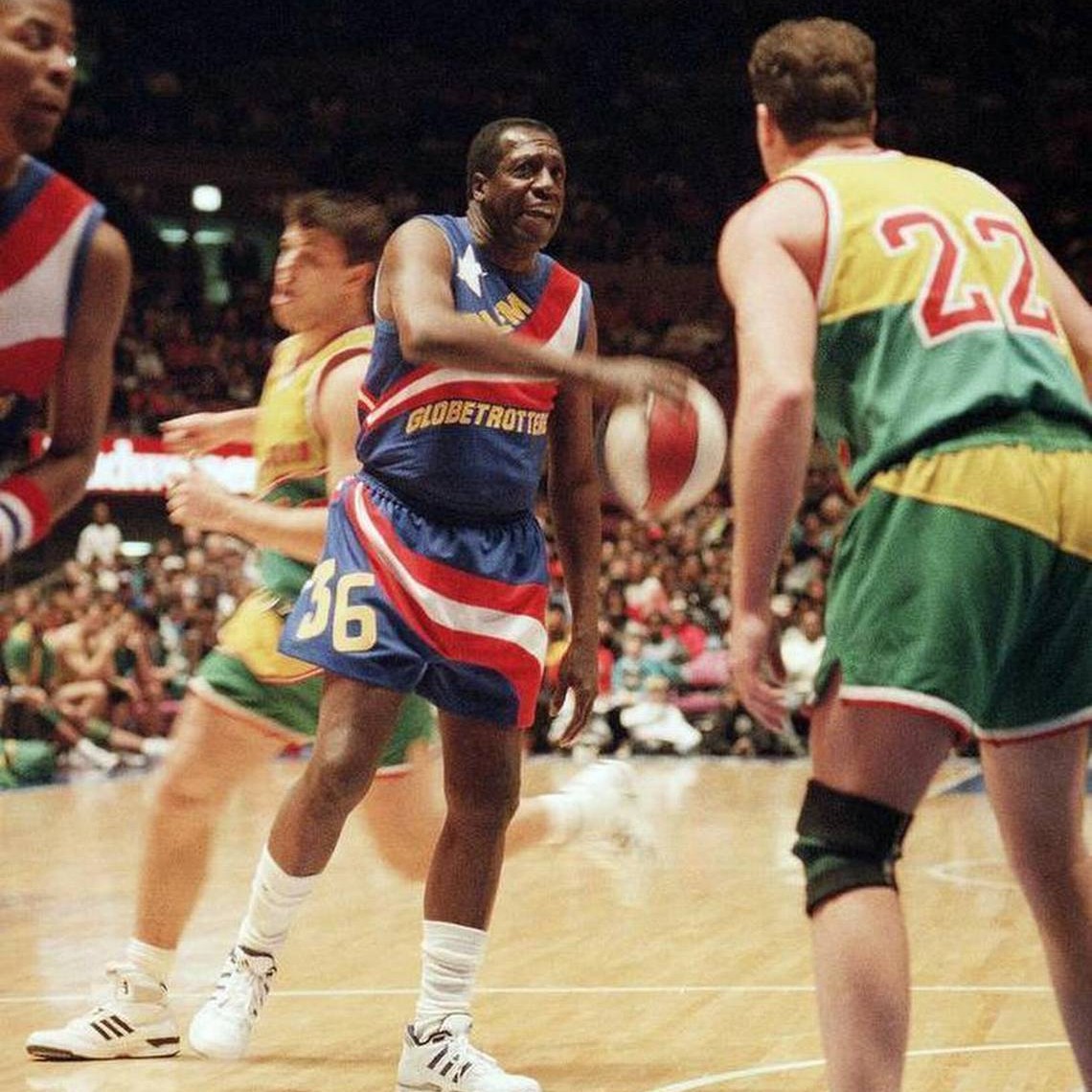 He would go on to travel the world with the Harlem Globetrotters, using his unique form of showmanship and slapstick comedy to become one of the most popular athletes in the world.  🧵/4