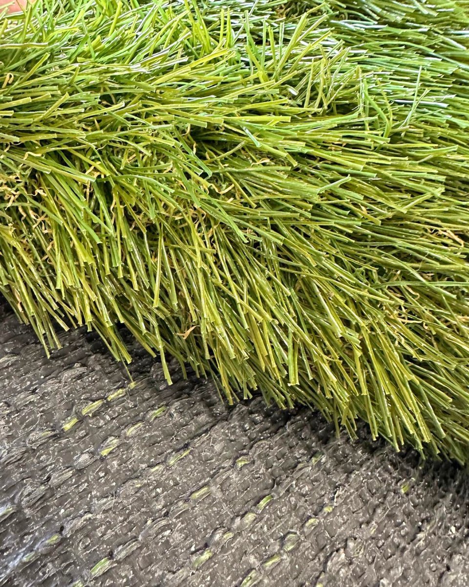 BristolCarpet's tweet image. This weekend at Bristol Carpet Co., we’ve got a range of 4M wide artificial grass off-cuts ready to go as part of our Spring Sale – and they’re just £10 per square metre! When they’re gone, they’re gone! #artificialgrass #offcuts #springsale