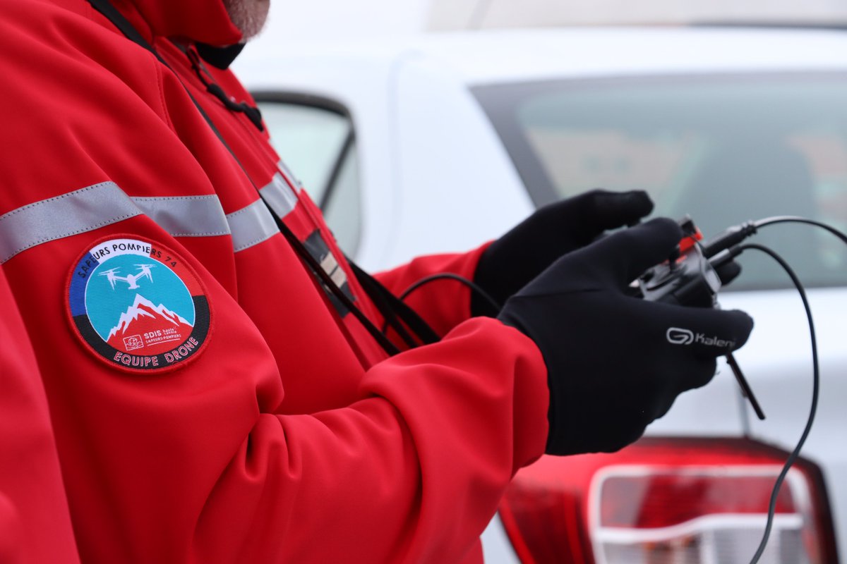 #JournéeInternationaleDesDrones
Au SDIS 74, 17 #télépilotes appuient les missions de recherche, reconnaissance et surveillance grâce à la technologie embarquée.
🔍 Déjà 64 engagements en 2024 : un savoir-faire en plein essor au service de l’efficacité opérationnelle.
👏 Bravo