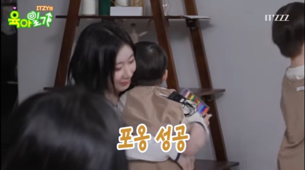 chaejisuu's tweet image. I love kids so much, I work with kids everyday so watching this ep brought me so much joy :)
watching how Itzy played with the two kiddos was so heartwarming🍓🫰🏻
It was another enjoyable episode! ITZY FIGHTING ❤️‍🔥❤️‍🔥

@ITZYofficial
#ITZZZ #ITㅋㅋㅋ #ITZY의육아일기