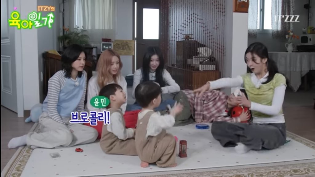chaejisuu's tweet image. I love kids so much, I work with kids everyday so watching this ep brought me so much joy :)
watching how Itzy played with the two kiddos was so heartwarming🍓🫰🏻
It was another enjoyable episode! ITZY FIGHTING ❤️‍🔥❤️‍🔥

@ITZYofficial
#ITZZZ #ITㅋㅋㅋ #ITZY의육아일기