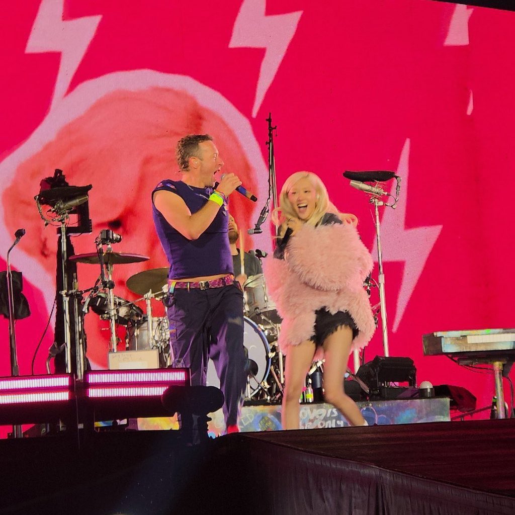 saintlau97nt's tweet image. ROSÉ is once again Coldplay’s Special Guest!

#로제 #ROSÉ #ROSÉxCOLDPLAY @numberoneHQ