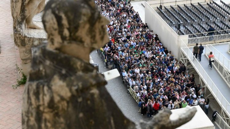 Radio Vaticana (@rvaticanaitalia) on Twitter photo 📌 Alle 16.05 torneremo a parlare del magistero del Papa per i giovani, con Leoncini autore del libro "Dio è giovane", scritto assieme al Papa, il prof. Morcellini, e il presidente dell'<a href="/agesci/">AGESCI</a> Scoppola. In studio anche la giornalista Lupi. Live su ➡️ vaticannews.va/it/epg.html 📌 Alle 16.05 torneremo a parlare del magistero del Papa per i giovani, con Leoncini autore del libro "Dio è giovane", scritto assieme al Papa, il prof. Morcellini, e il presidente dell'<a href="/agesci/">AGESCI</a> Scoppola. In studio anche la giornalista Lupi. Live su ➡️ vaticannews.va/it/epg.html