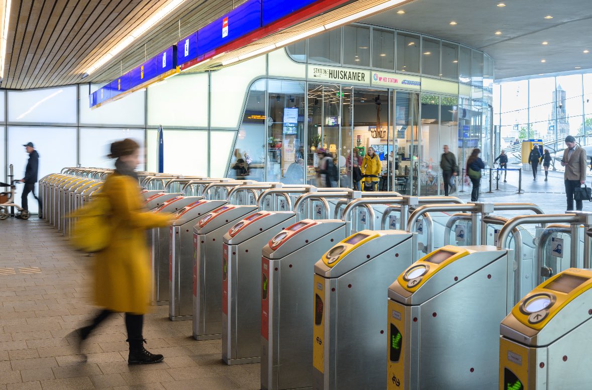 De Onderwegpas maakt het ov betaalbaarder voor mensen met een lager inkomen. 🚌 Het kabinet gaat subsidie aanvragen vanuit het Europese Social Climate Fund om de pas mogelijk te maken. Als het plan wordt goedgekeurd, willen we er volgend jaar mee starten.