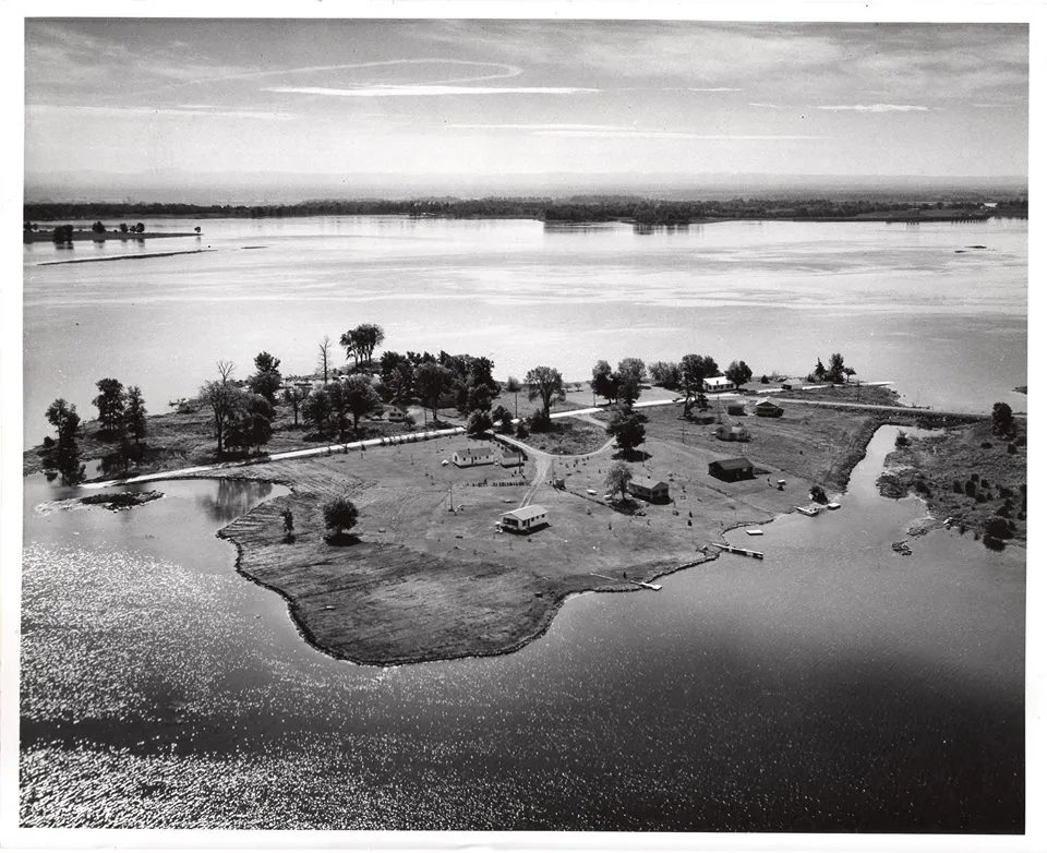 The St. Lawrence Seaway is one of the most significant construction projects in Canadian history.
But it came at a cost.
Several communities were lost forever beneath the waters during construction.
This is the story of The Lost Villages.

🧵1/20
