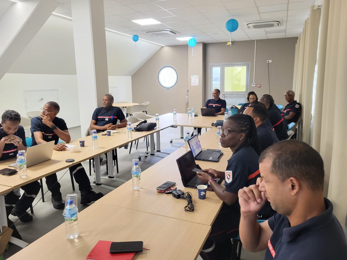 Réunion des chefs de centre et du GAUT à la salle de réunion du nouveau stade de la ville de Sainte-Marie.
Cette rencontre a été marquée par la visite du Maire de Sainte-Marie.