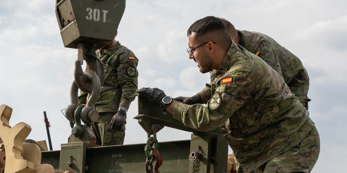 Teamwork in action 🇺🇸🤝🇪🇸

U.S. Soldiers from #41stFieldRegiment, and Spanish troops team up at Camp Adazi, to hook up a Leopard 2ER Buffalo to a new engine for a M88A2 Hercules.

This kind of hands-on training keeps #VCorps and #NATO ready.

📷 by Spc. Rachel Hall

#WeAreNATO