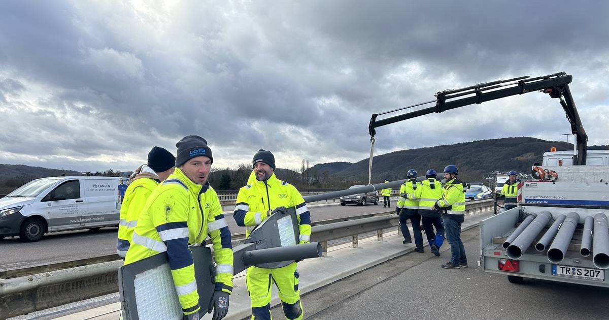 Ab Montag gilt auf der Konrad-Adenauer-Brücke in Trier besondere Vorsicht. Dort kommt es teilweise zu Sperrungen und möglicherweise Verkehrsbehinderungen. Der Grund dürfte viele freuen.  volksfreund.de/region/trier-t…