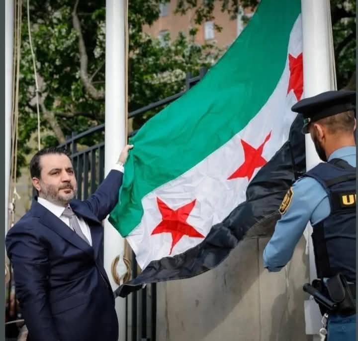 ارفع يا طويل العمر 

رفرف يا كايدهم رفرف 
أحرار وفيك منتشرف 

رفرف جعل ما يرفرف علم من بعدك

#الجمهورية_العربية_السورية
#أسعد_الشيباني 💚😎
#أحمد_الشرع 💚😎
#إدارة_الأمن_العام 💚
#علمي 💚 ✌🏻