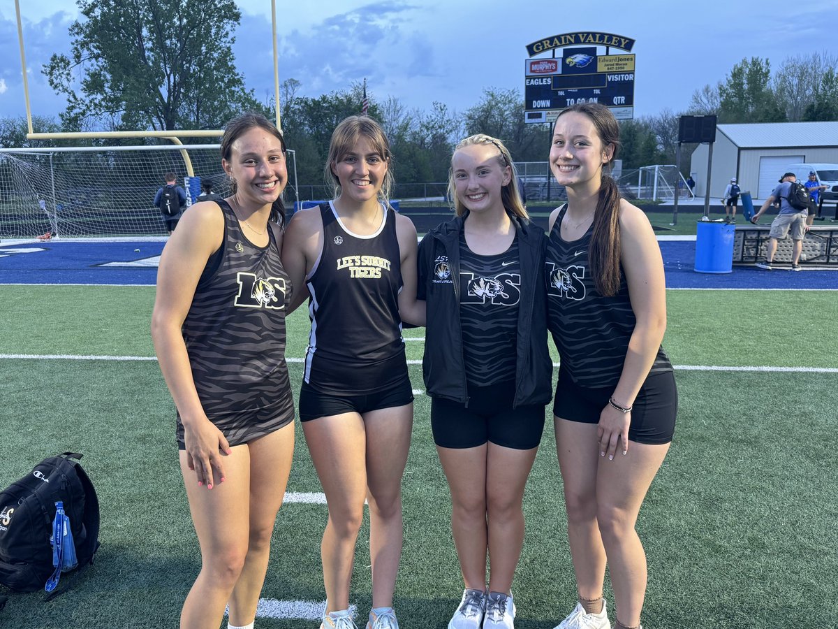 LSHSTigersTandF's tweet image. These lady tigers made themselves known at the Marc Cleveland track meet in Grain Valley! The lady tigers took third place in the throwers relay! 

Girl throwers- 
Blankenship, Hall, Worthy, James