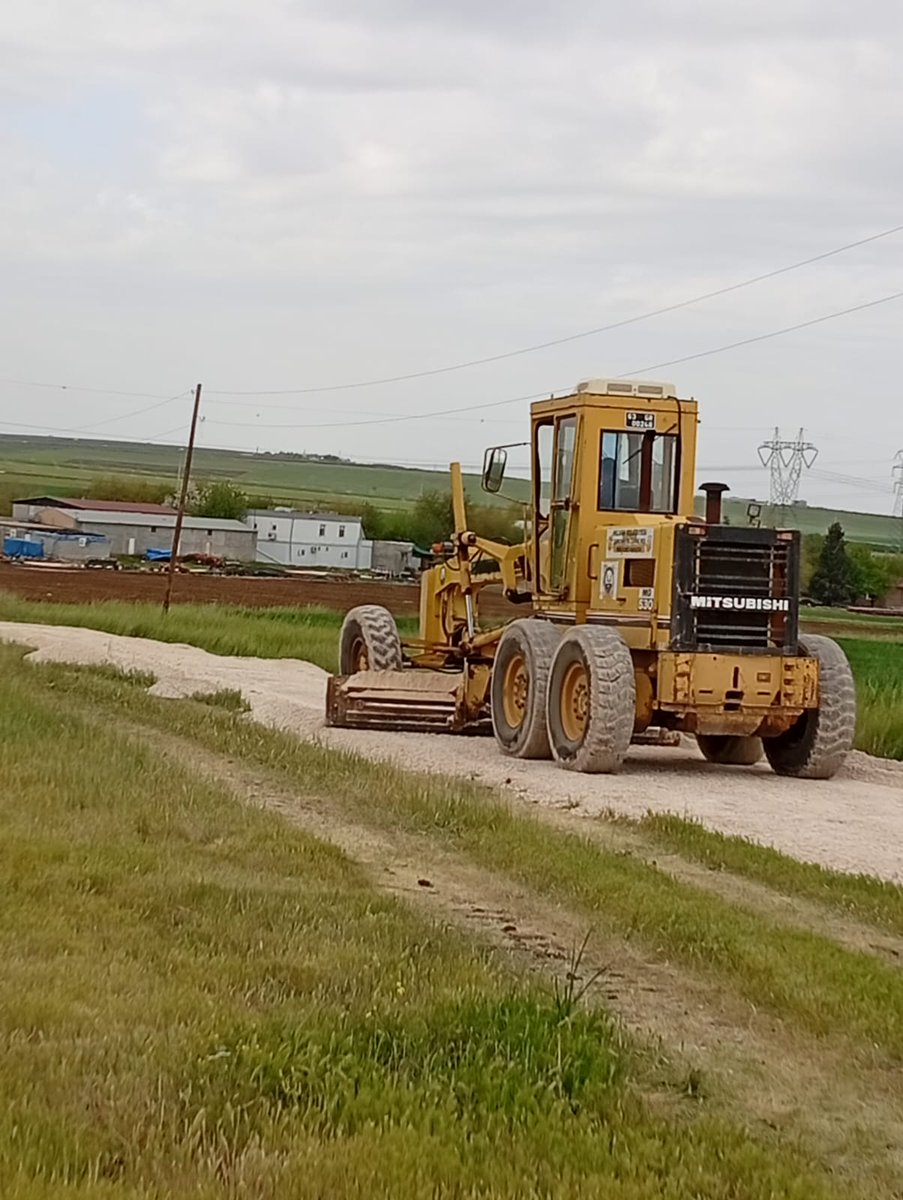 Merkez ve kırsal mahallelerimizde halkımıza eşit hizmet anlayışıyla toz ve çamur sorununu ortadan kaldırmak amacıyla yürüttüğümüz yol yapım çalışmaları kapsamında; altyapı, üstyapı, bakım ve yenileme çalışmaları Fen İşleri Müdürlüğümüz tarafından planlı bir şekilde sürdürülüyor.